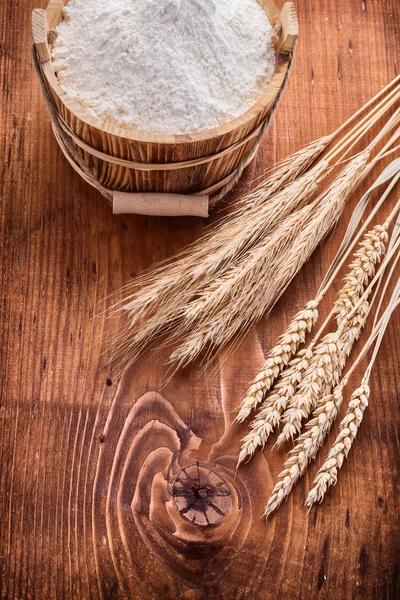 Secchio di legno con spighe di farina — Foto Stock