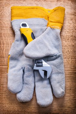 Adjustabe anahtarı ve koruyucu eldiven