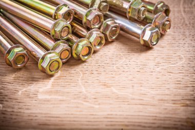 Altın renkli metal çapalar