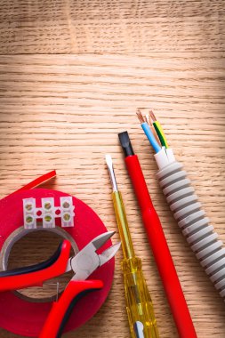 Kerpetenler, teyp, Yay Baskılı Klemensler yalıtım