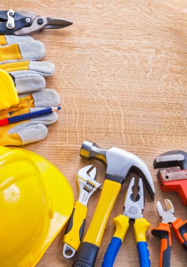 ahşap tahta üzerinde araç kümesi