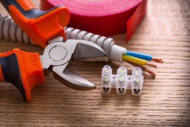araçları ile elektrik kabloları