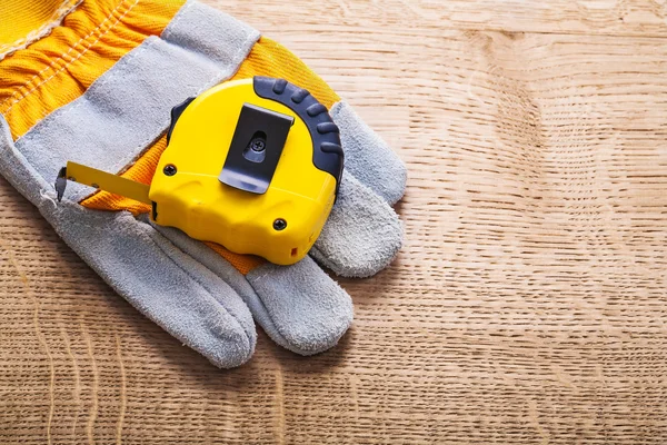 Tapeline und Schutzhandschuh — Stockfoto