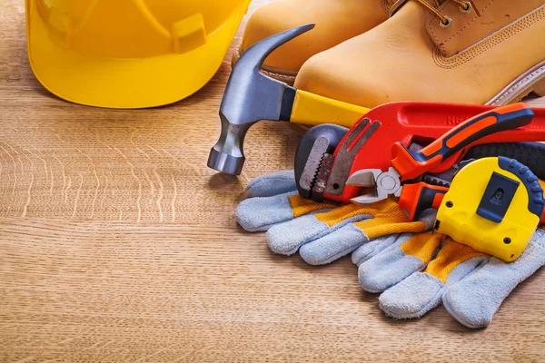 Juego de herramientas de trabajo sobre tabla de madera — Foto de Stock