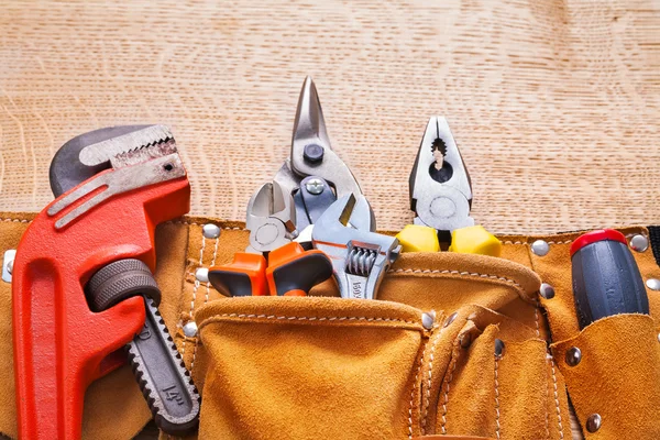 Juego de herramientas de trabajo sobre tabla de madera — Foto de Stock