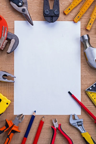 Conjunto de herramientas con papel en blanco — Foto de Stock