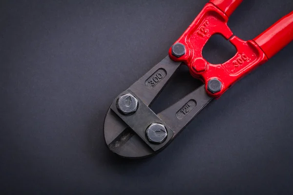 Ocelový nůž s červenou rukojetí — Stock fotografie
