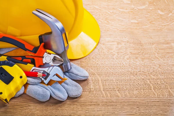 Casco e attrezzi su tavola di legno — Foto Stock