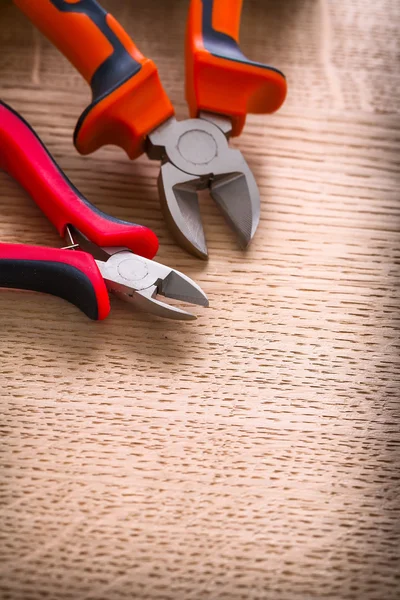 Dos pinzas sobre tabla de madera — Foto de Stock