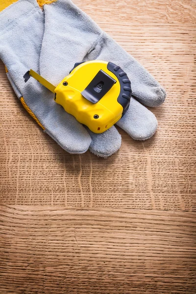 Rolmaat en beschermende werken handschoen — Stockfoto