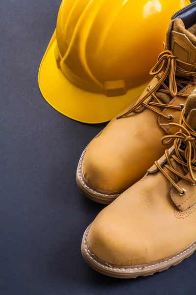 Botas de trabajo y casco amarillo — Foto de Stock