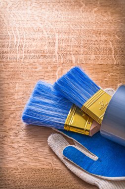 Koli bandı eldiven üzerinde Boya fırçaları