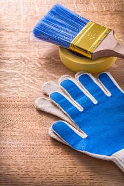 Emanet eldiven koli bandı ile boya fırçası