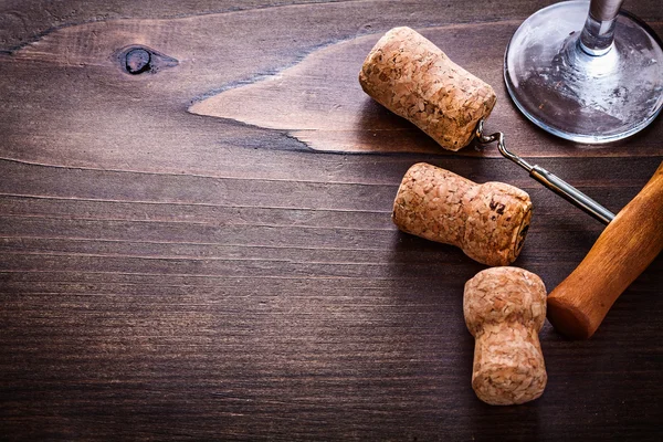 Şampanya mantarları ve corckscrew — Stok fotoğraf