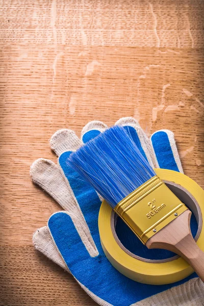 Brosse à peinture et ruban adhésif sur gants — Photo