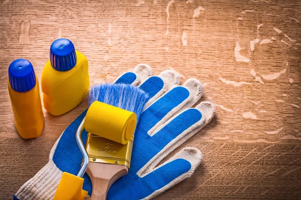 Verf roller, flessen, penseel, handschoenen — Stockfoto