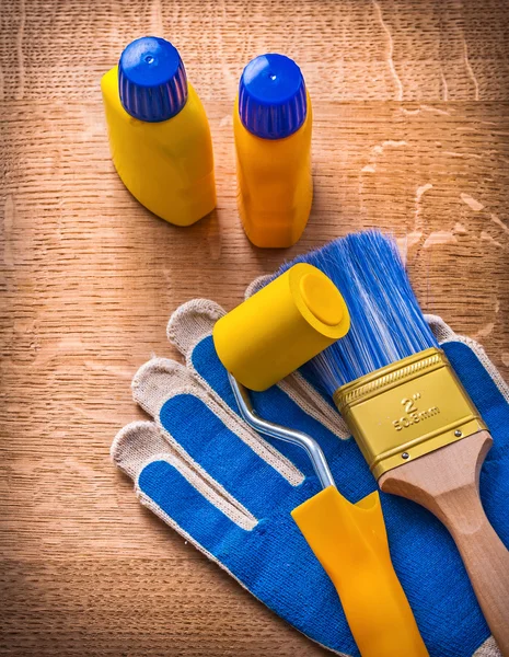 Verf roller, flessen, penseel, handschoenen — Stockfoto