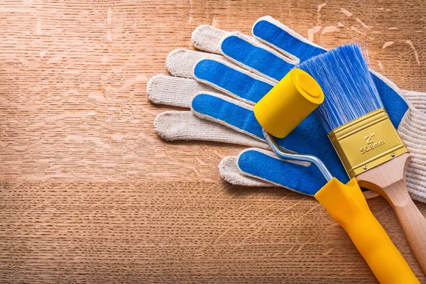 Paint roller brush and protective gloves — Stock Photo, Image