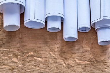 Ahşap tahta üzerinde planları ve rulo