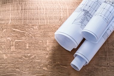 Ahşap tahta üzerinde planları ve rulo