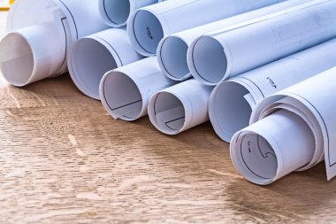Planı kümesi ahşap tahta üzerinde rulo
