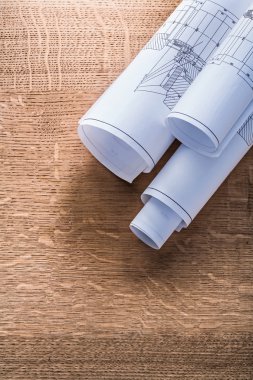 Planı kümesi ahşap tahta üzerinde rulo
