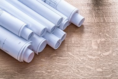Planı kümesi ahşap tahta üzerinde rulo