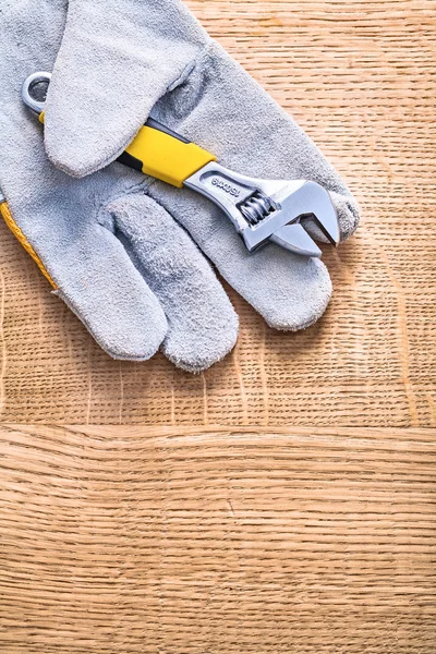 Verstelbare moersleutel op beschermende handschoen — Stockfoto