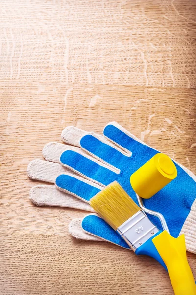 Working gloves, brush and roller — Stock Photo, Image