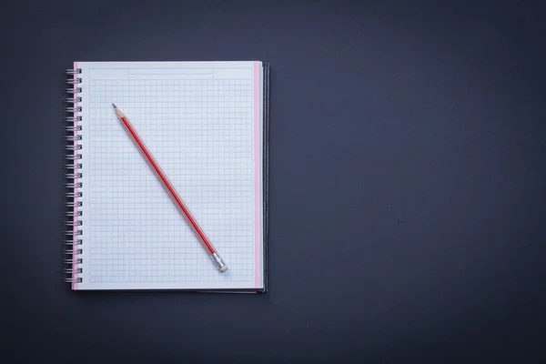 Négyzetes munkafüzet piros ceruzával — Stock Fotó