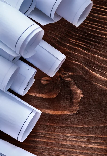 Rouleaux de plans sur planche de bois — Photo