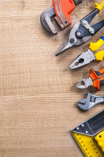 Juego de herramientas de trabajo sobre tabla de madera — Foto de Stock