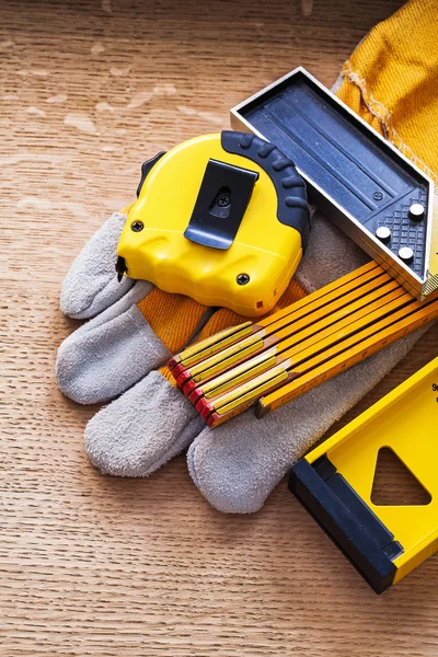 Messwerkzeuge und Schutzhandschuh — Stockfoto