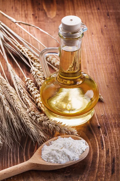 Flour,  wheat and oil — Stock Photo, Image