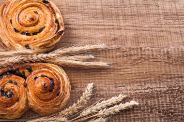 buğday kulaklar, Kuru üzüm ile buns fırında