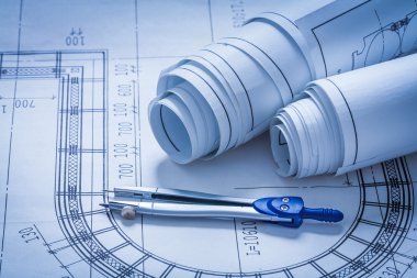 İnşaat çizimleri ve çizim pusula kadar haddelenmiş