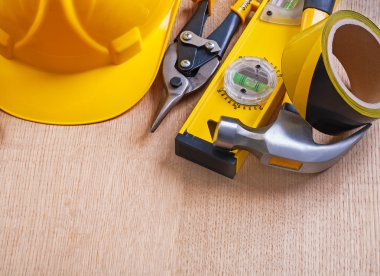 çekiç, kerpeten ve zor şapka