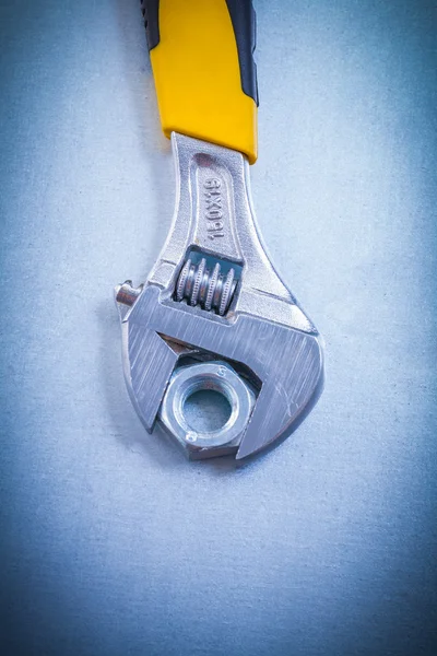 調整可能なキーと金属ねじナット — ストック写真