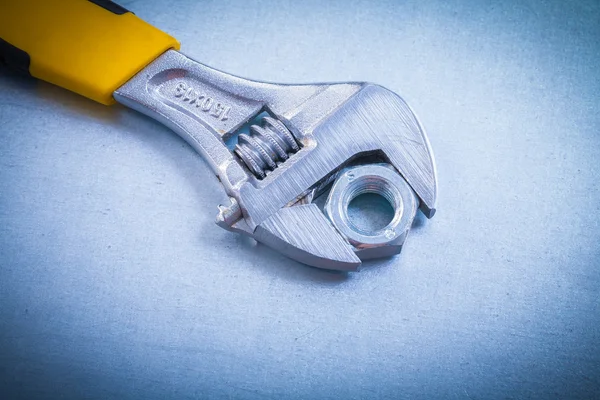 Adjustable spanner and threaded screw nut — Stock Photo, Image