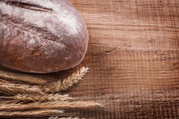 Espigas de trigo y pan largo —  Fotos de Stock