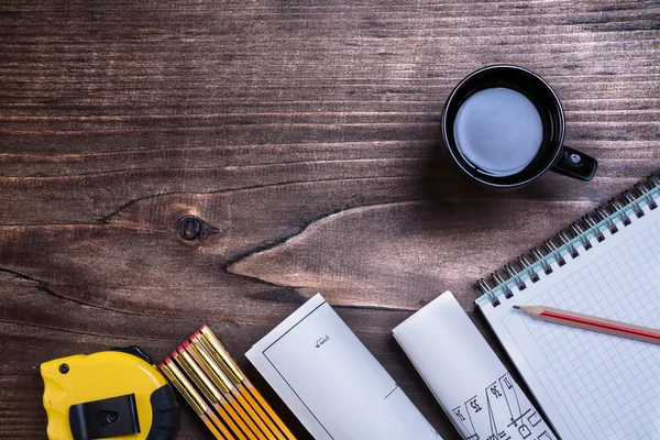 Copybook, lápis, plantas e xícara de café — Fotografia de Stock