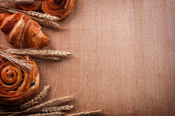 Пшеничные уши и хлебобулочные изделия — стоковое фото