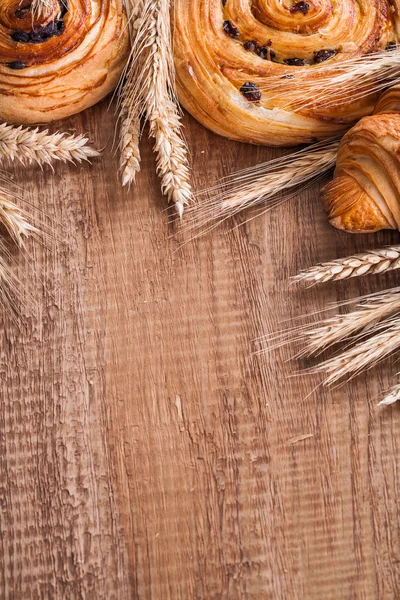 Croissant de espigas de trigo e rolos de passas — Fotografia de Stock