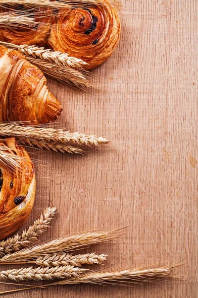 Состав пшеничных ушей, хлебобулочных изделий — стоковое фото