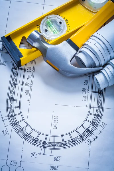 Construction level, claw hammer, blueprints — Stock Photo, Image