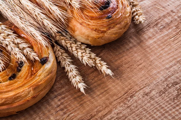 Espigas de trigo, sabrosa pastelería de pasas —  Fotos de Stock