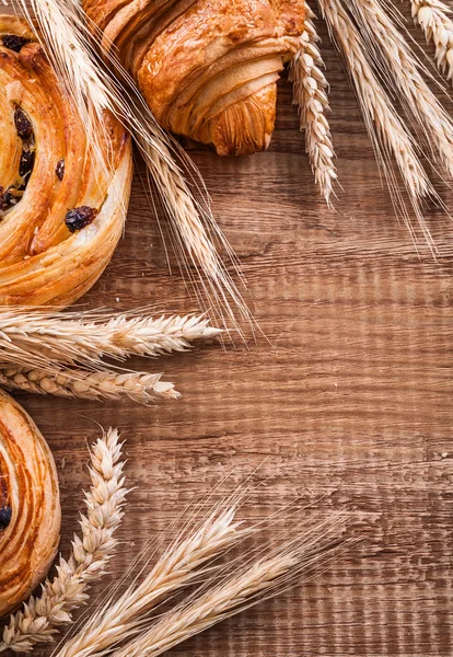 Espigas de trigo, rolos de passas, croissant — Fotografia de Stock