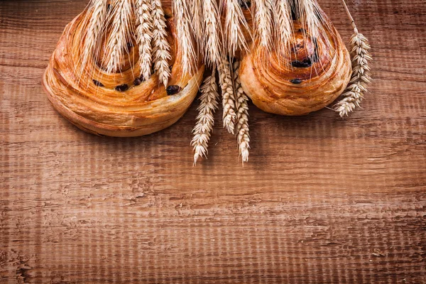 Wheat ears, raisin baked goods — Stock Photo, Image