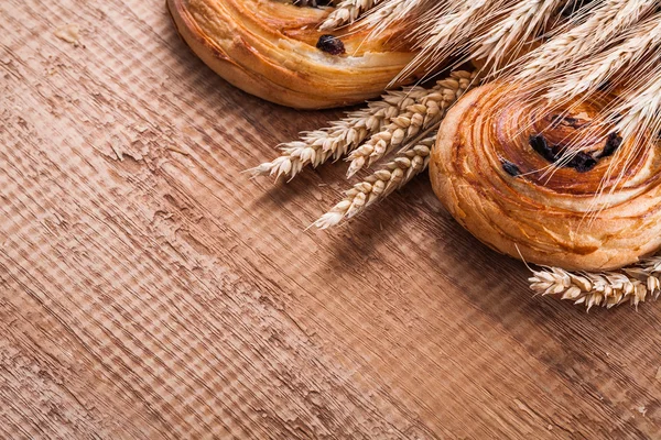 Wheat ears, sweet raisin pastry — Stock Photo, Image