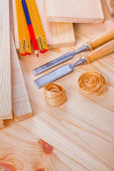 Meißel, Holzmeter, Bleistift auf Brettern — Stockfoto
